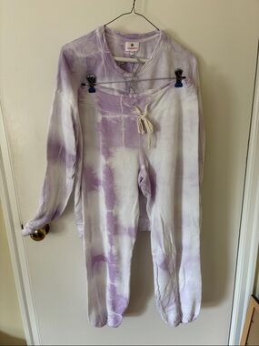 Sundry women’s sm/xs Tie-Dye Lavender & White lounge Set